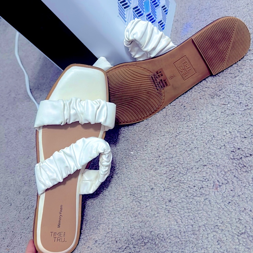 Women’s Elegant White 2 Strap Desugn Sandals Size 9